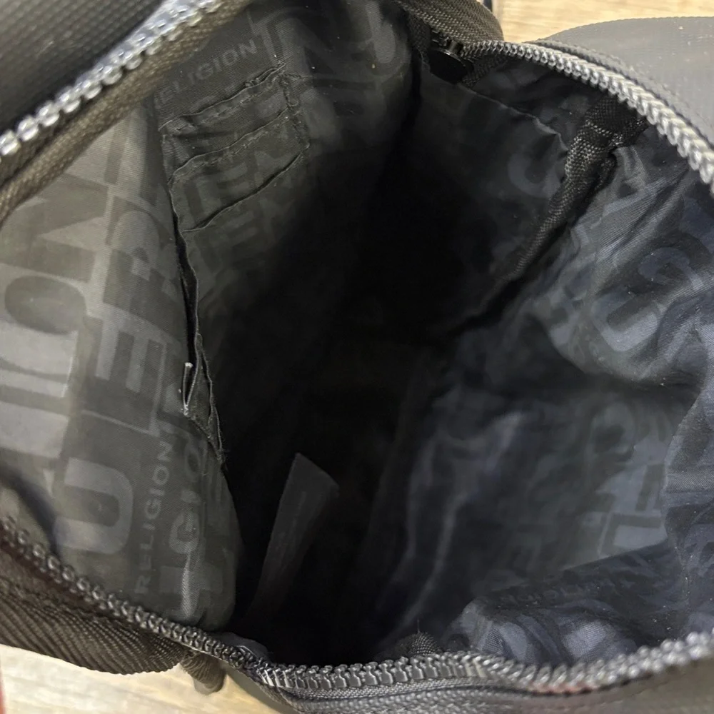 True Religion “Jody” Sling Bag | Black Logo Lined Crossbody